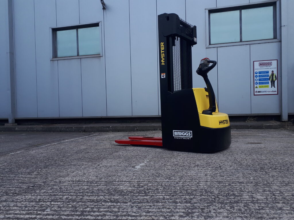 Hyster electric pallet stacker