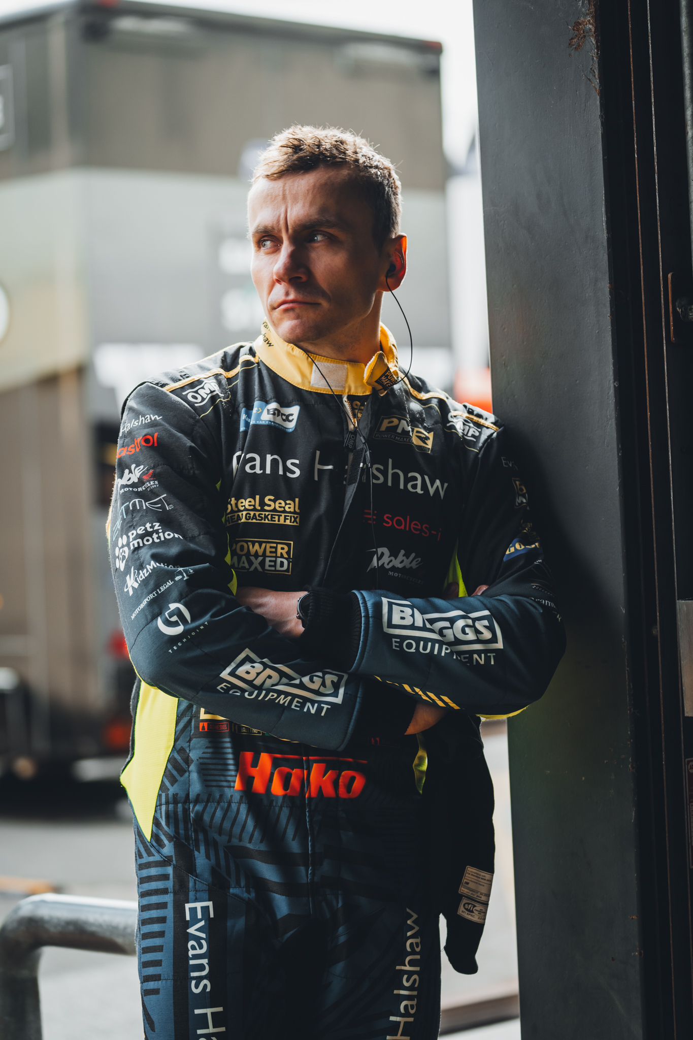 Árón TAYLOR-SMITH leaning against the wall