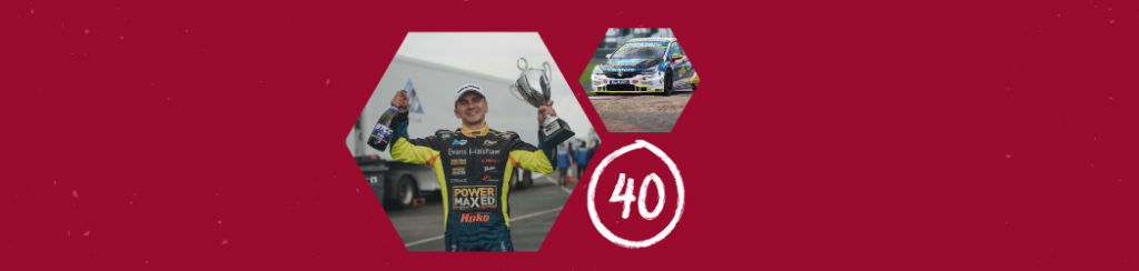 Árón Taylor-Smith posing with a trophy